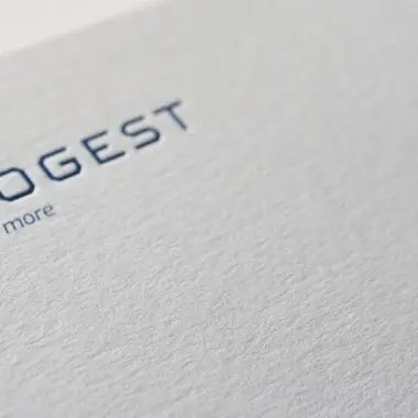 Logo Digest stampato a rilievo su carta testurizzata